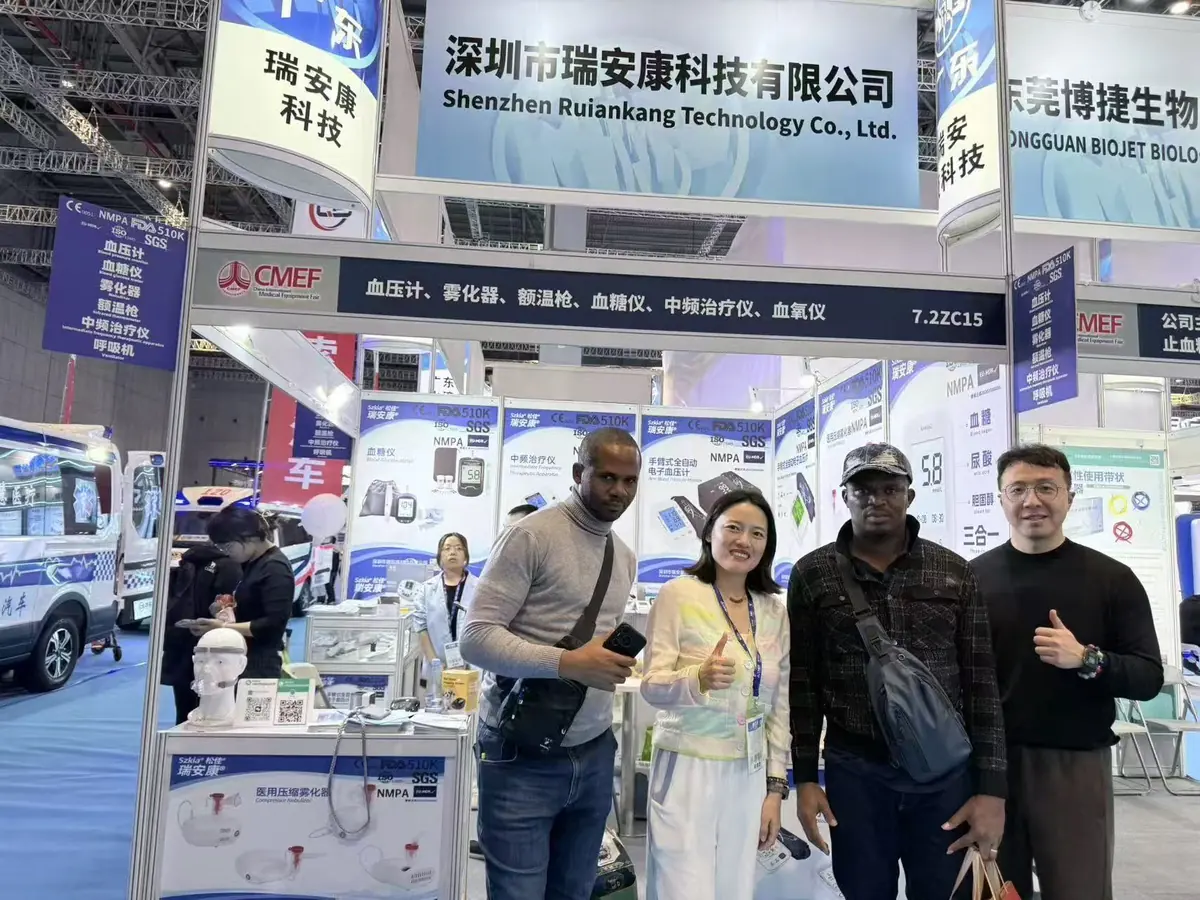 Visitors meeting the Ruiankang team at CMEF