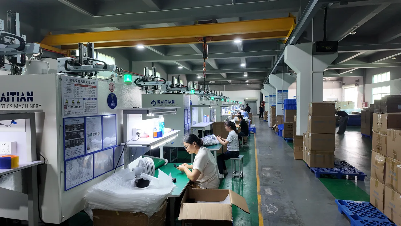Injection molding machines in the molding workshop